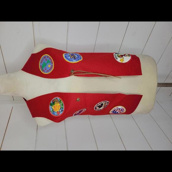 Vintage Cub Scout 1980-81 red felt vest with 7 patches - Picture 1 of 8
